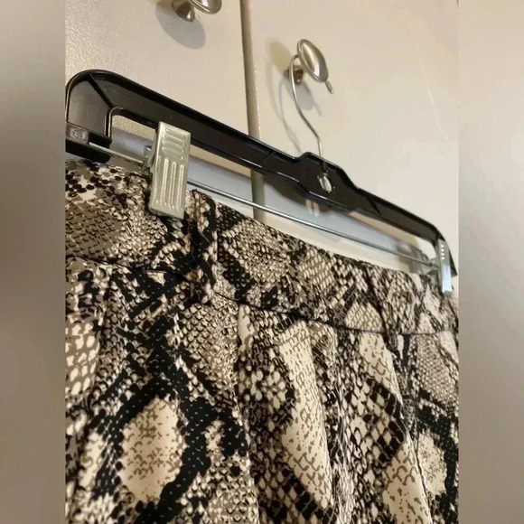 Express High Waisted Snakeskin Cargo Ankle Pant Size 0R/ small - Picture 8 of 11